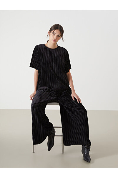 LC Waikiki Γυναικείο μπλουζάκι LCWAIKIKI Basic μαύρο βελούδινο με λαιμόκοψη