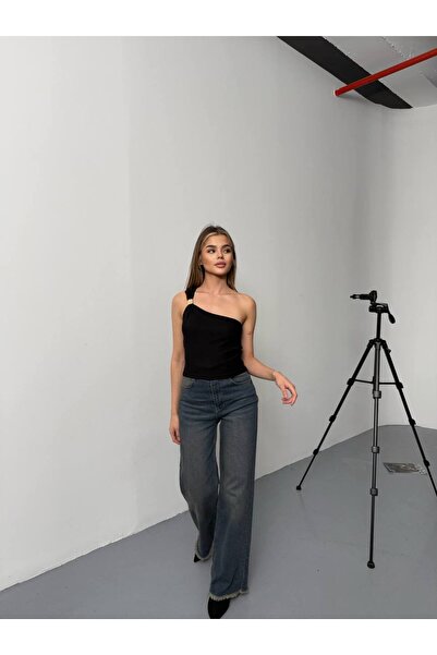 İLKCET MODA Μπλουζάκι με έναν ώμο Crop με χρυσά αξεσουάρ