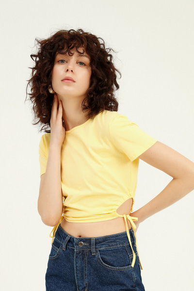 Quzu تي شيرت برباط منخفض الجوانب أصفر