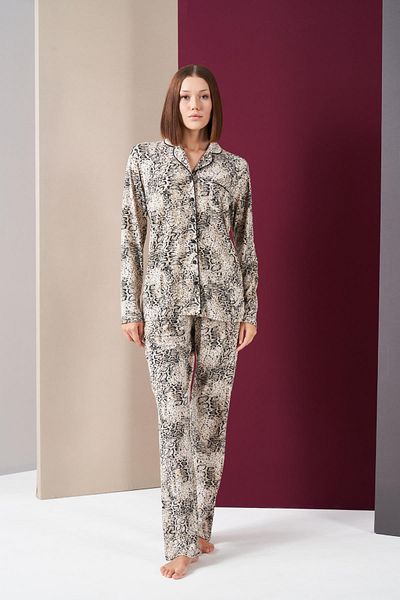 PJS 26021 Costum de pijama cu mânecă lungă cu imprimeu leopard, cu nasturi în față
