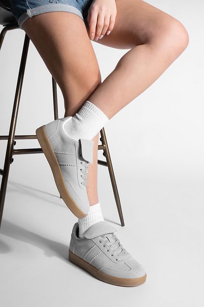 Marjin Damen-Sneaker aus grauem Wildleder – Retro-Sportschuhe mit Zungendetail