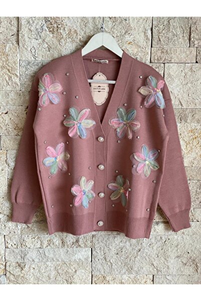 Hatun Atila سترة صوفية من التول بتفاصيل من الزهور واللؤلؤ من HatunAtila