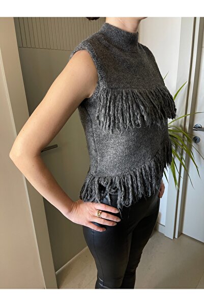 Butik ASİMETRİK ÖNÜ PÜSKÜLLÜ KOLSUZ SÜVETER KAZAK