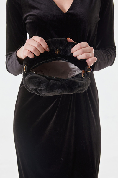 Fulla Moda Çıtçıtlı Zincirli Pelüş Çanta