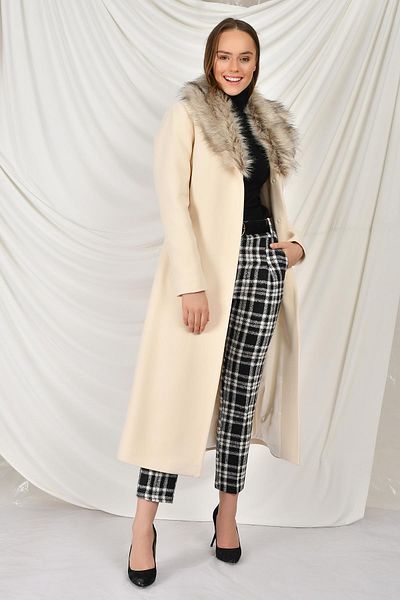 Concept. Mittellanger Mantel mit Pelzkragen und gebundener Taille EKRU 3397