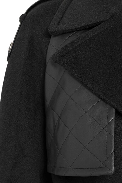 Olcay Μαύρο παλτό με μανίκια Raglan - με δερμάτινη κάπα και λεπτομέρεια επωμίδας 3084