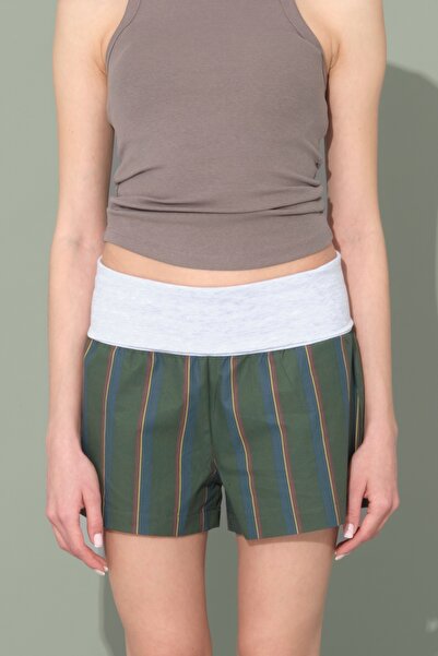 Jardin du Soleil شورت مخطط باللون الأخضر مع تفاصيل خصر مطوية