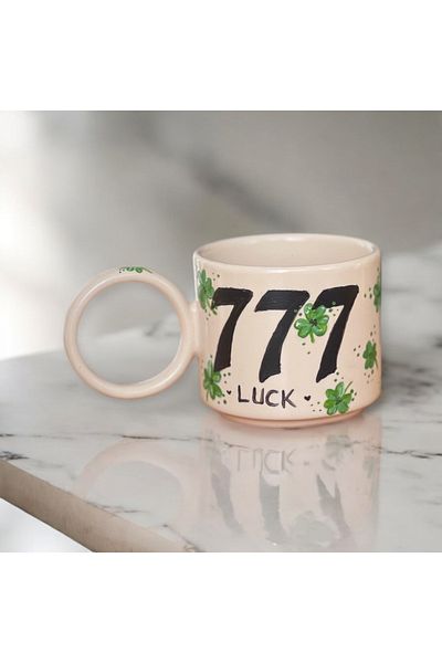 Store كوب بتصميم خاص مرسومة يدويًا تحت عنوان البرسيم 777