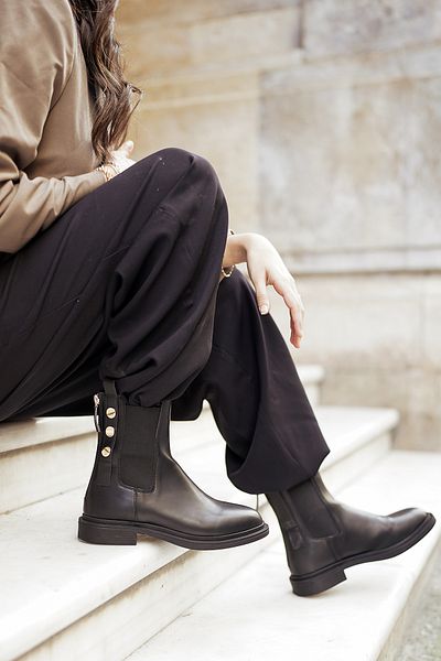 Marjin Schwarze Damenstiefel von Valone – lässige Freunde mit goldenen Knöpfen, doppelter Gummizug und Reißverschluss hinten
