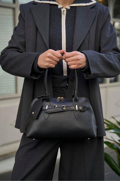 Madamra Schwarze Retro-Hand- und Umhängetasche für Damen mit goldenen Accessoires