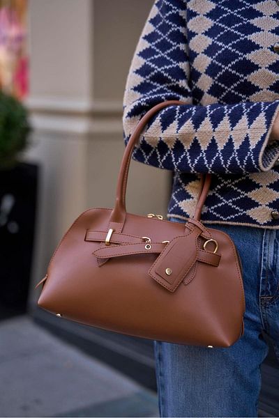 Madamra Hellbraune Retro-Hand- und Umhängetasche für Damen mit goldenen Accessoires