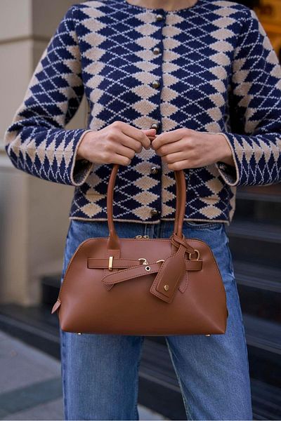 Madamra Hellbraune Retro-Hand- und Umhängetasche für Damen mit goldenen Accessoires