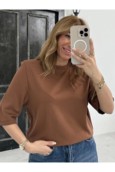 KÜBRA SÖYLEMEZ BOUTİQUE Massimo Brand Model T-Shirt with Tan Padding