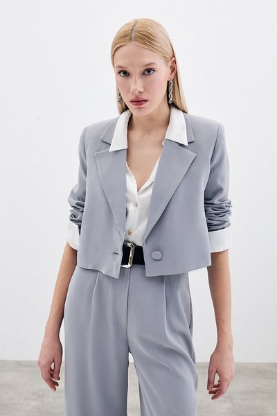 Sateen سترة كريب قصيرة رمادية