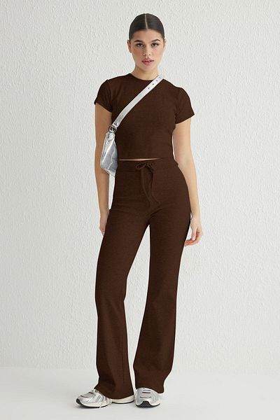 Trendyol Collection Braunes, tailliertes, dehnbares Strick-Unter-Oberteil-Set TWOSS25AU00053