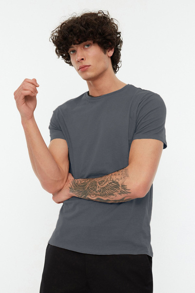 Trendyol Collection Anthrazitfarbenes Slim-Fit-T-Shirt mit Rundhalsausschnitt aus 100 % Baumwolle – TMNSS19BO0001