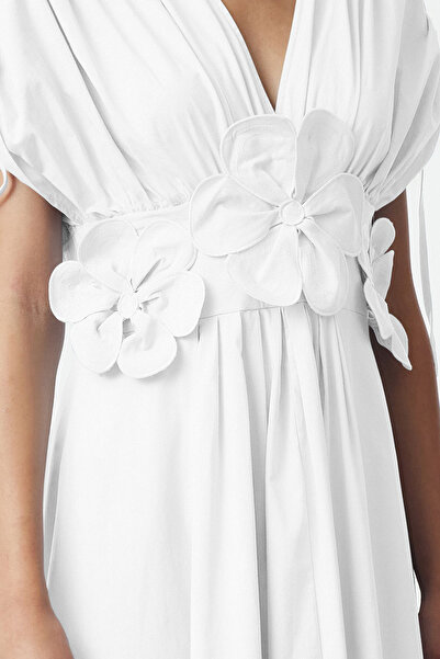 Trendyol Collection Бяла 3D цветя с детайли от поплин Шик вечерна рокля Абитуриентска рокля TPRSS24EL00282