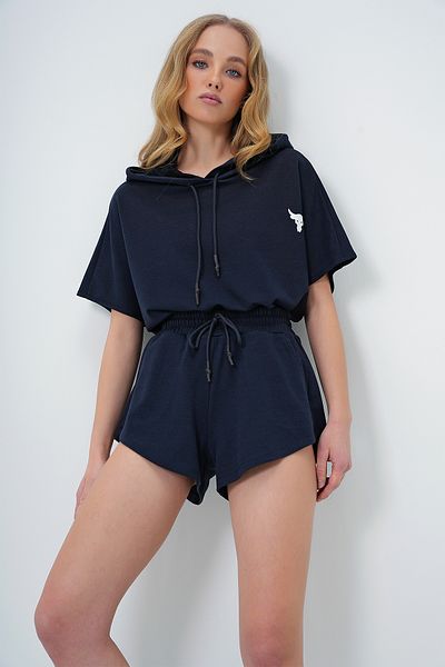 Trend Alaçatı Stili Marineblaues Crop-Sweatshirt- und Shorts-Set mit Kapuze – ALC-760-001-TK