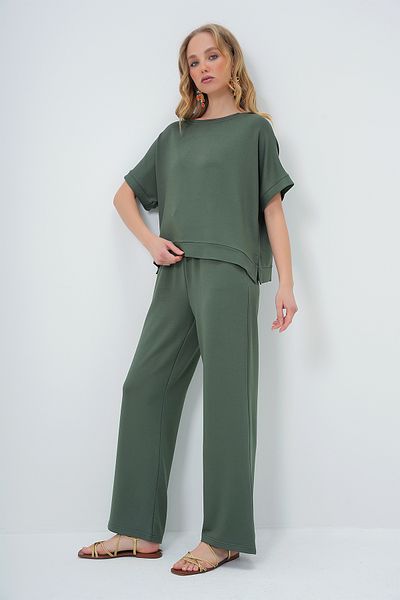Trend Alaçatı Stili Khakifarbenes Set aus Schlitzbluse mit U-Boot-Ausschnitt und Hose mit Taschen – ALC-X13572