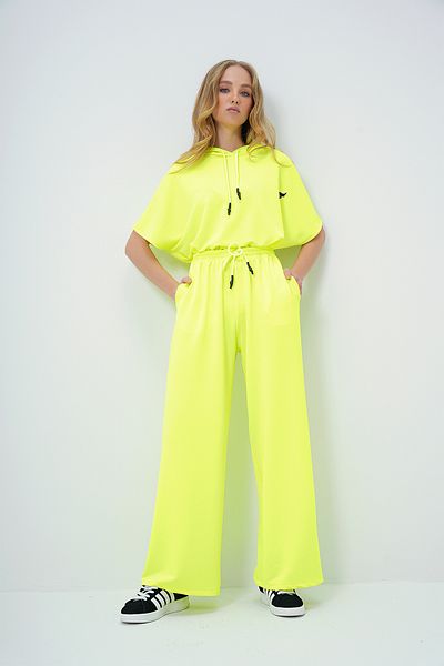 Trend Alaçatı Stili Neongelbes Set aus übergroßem Crop-Top mit Kapuze und Hose mit zwei Taschen – ALC-X13633