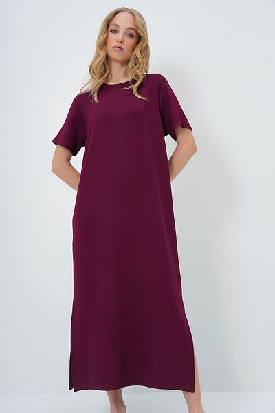 Trend Alaçatı Stili Burgunderrotes Damen-Strickkleid mit Rundhalsausschnitt und kurzen Ärmeln und Schlitz ALC-X13571