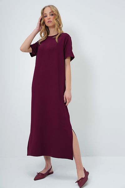Trend Alaçatı Stili Burgunderrotes Damen-Strickkleid mit Rundhalsausschnitt und kurzen Ärmeln und Schlitz ALC-X13571