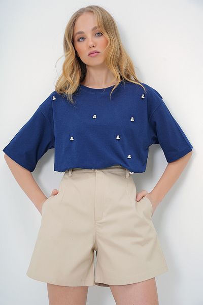 Trend Alaçatı Stili Hellblaues Damen-T-Shirt mit Rundhalsausschnitt und übergroßer Perlen- und Steinstickerei ALC-X11964
