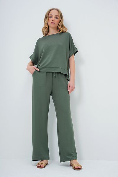 Trend Alaçatı Stili Khakifarbenes Set aus Schlitzbluse mit U-Boot-Ausschnitt und Hose mit Taschen – ALC-X13572