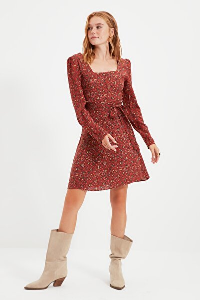 Trendyol Collection Gemustertes Mini-Webkleid in A-Linie mit Fliesengürtel TW...