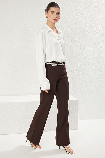 Trendyol Collection Dunkelbraune, leicht ausgestellte Webhose mit niedriger Taille TWOSS25PL00078