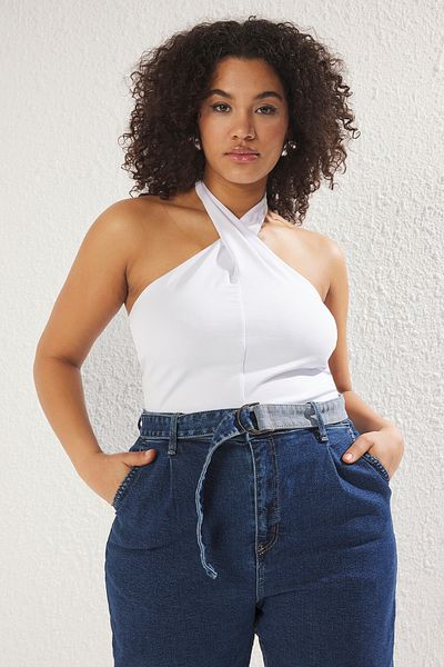 Trendyol Curve Weiße Single-Jersey-Neckholder-Strickbluse in Übergröße TBBSS25AF00009