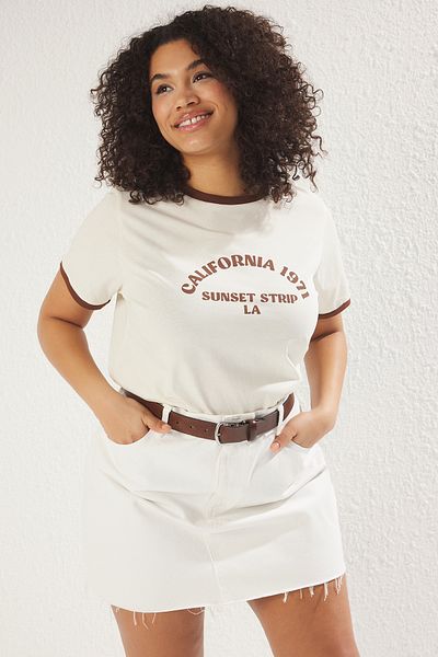 Trendyol Curve Beigefarbenes, bedrucktes, gestricktes T-Shirt in Übergröße mit Rundhalsausschnitt TBBSS25BF00014