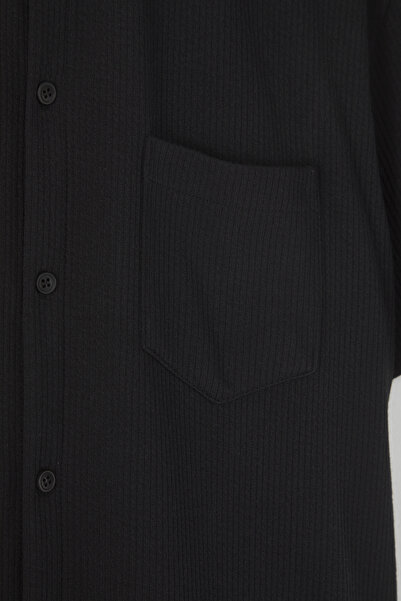 Trendyol Collection Pružná a pohodlná černá košile s vypnutým ramenem - Tmnss25Go00013