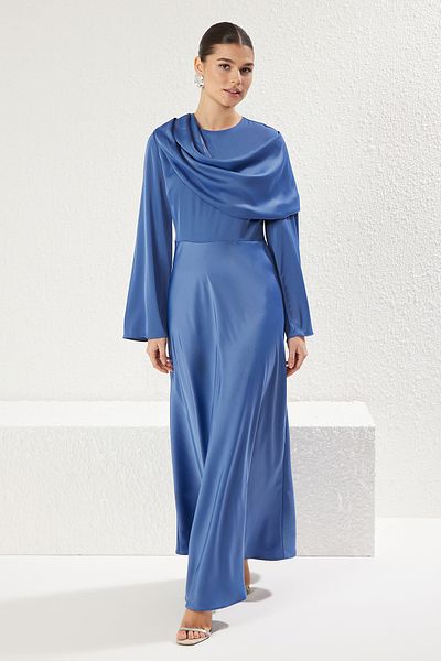Trendyol Modest Blaues Satin-Abendkleid mit Schal-Detail TCTSS25DB00009