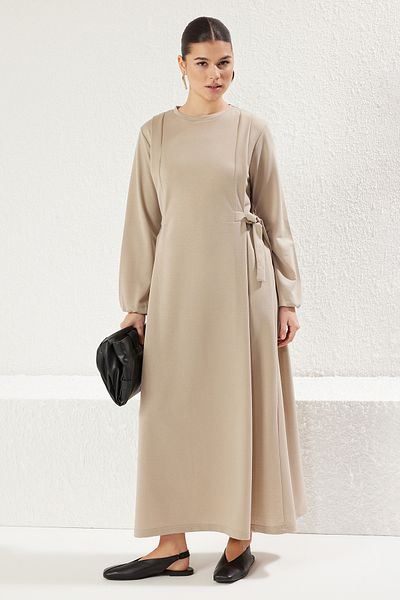 Trendyol Modest Nerzfarbenes, detailliertes Strickkleid mit Schnürung TCTSS25EB00078