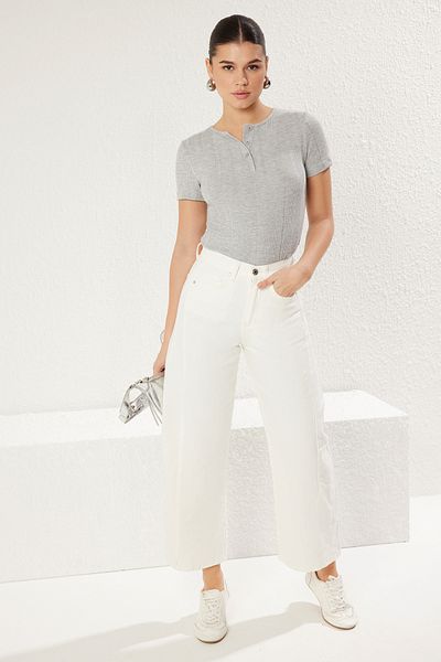 Trendyol Collection Graue, elastische Strickbluse mit normaler/normaler Passform und halber Knopfleiste TWOSS25BZ00070