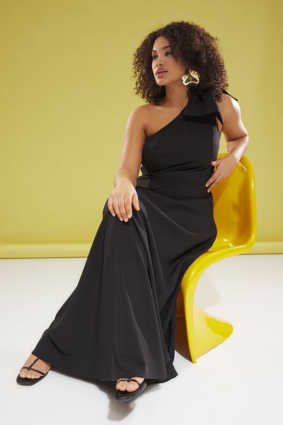 Trendyol Curve One-Shoulder-Abendkleid mit schwarzer Schleife und gewebter Schleife – Abend-/Heimkehr-/Verlobungskleid TBBSS25AH00053