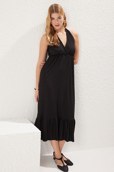 Trendyol Collection Dehnbares, geripptes Maxikleid – schwarzer V-Ausschnitt, gerüschter Rock, geraffter TWOSS25EL00093