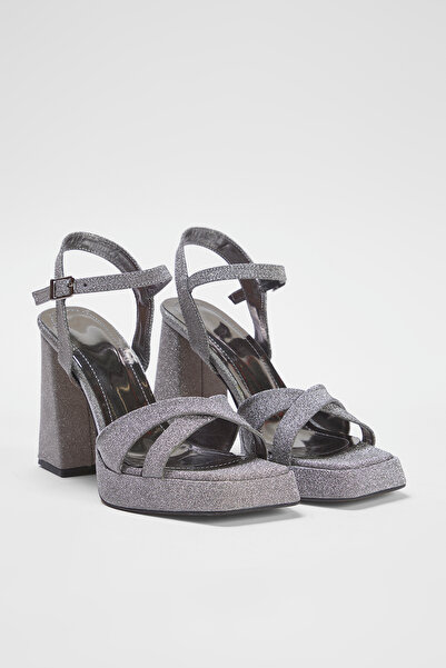 TRENDYOL SHOES Stříbrný pásek na kotník Stříbrné platformové dámské sandály na podpatku Takss25To00022