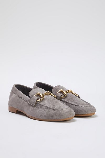 TRENDYOL SHOES Graue Wildleder-Accessoire-detaillierte Damen-Loafer-Schuhe TAKSS25LA00000