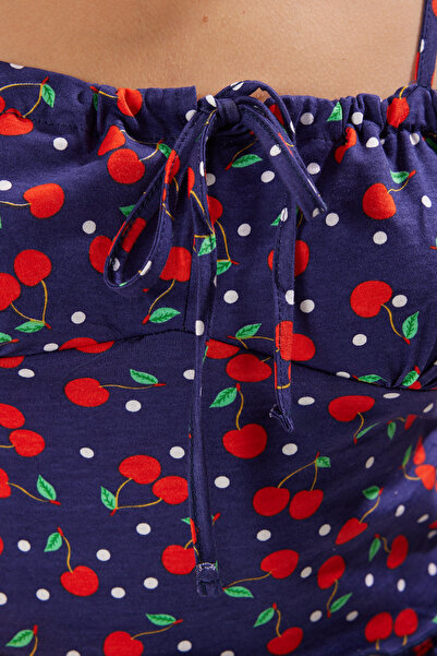 Trendyol Collection Sada pyžama s třešňovým vzorem tmavě modré šortky - 100% bavlna THMSS22PT0649