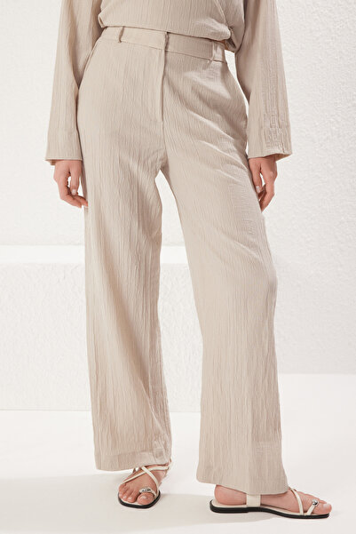 Trendyol Collection Béžová tkaná dvouřadá halenka a kalhoty – detail s kravatou Twoss25Au00042