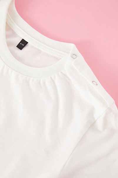 TRENDYOLKIDS Ecru bedrucktes Strick-T-Shirt TKDSS25TS00051