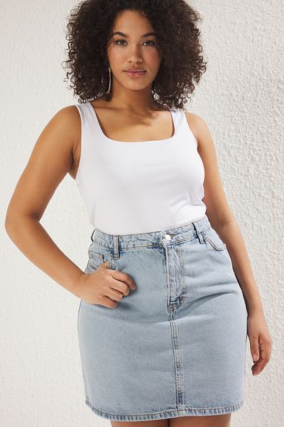 Trendyol Curve Weißer Strickbody mit quadratischem Kragen, große Größe, mit Druckknopfverschluss TBBSS25CS00002
