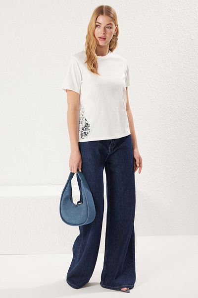 Trendyol Collection Ecrufarbenes Strick-T-Shirt mit Spitzendetail – normale Passform TWOSS25TS00015
