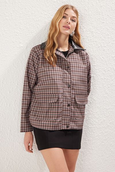 Trendyol Collection Mehrfarbiger, quadratisch gemusterter, übergroßer Jackenmantel aus Kunstleder mit Kragendetail TWOSS25MO00022