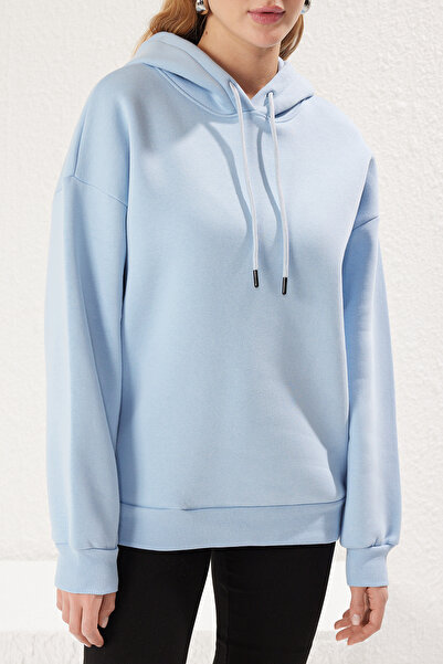 Trendyol Collection Světle modrá Silná vnitřní fleecová mikina s potiskem Oversize/Wide Fit Pletená mikina Twoaw23Sw00904