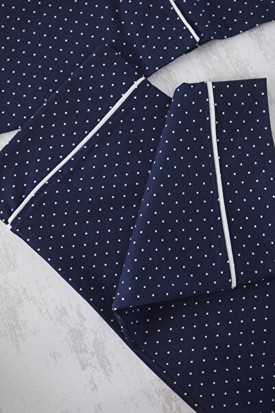 Trendyol Curve Marineblaues, gestricktes Pyjama-Set mit Hemdkragen und Polka Dot-Print TBBAW24AI00037