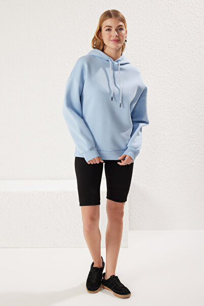 Trendyol Collection Světle modrá Silná vnitřní fleecová mikina s potiskem Oversize/Wide Fit Pletená mikina Twoaw23Sw00904