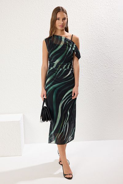 Trendyol Collection Mehrfarbiges, abstraktes, bedrucktes, figurbetontes, dehnbares Strickkleid aus Midi-Tüll mit Kordelzug / Drapierung TWOSS25EL00104